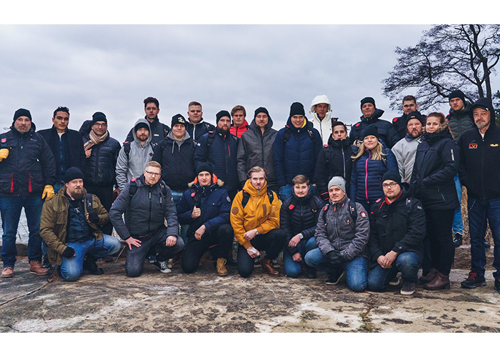 vasen-palsta-kuva-porukkakuva-isokouvola-700x500px